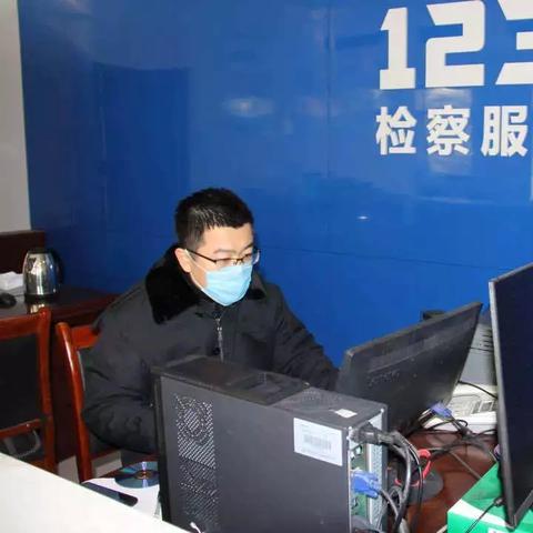 口语化但专业，像一位老律师泡着茶、翻开案卷跟你聊）