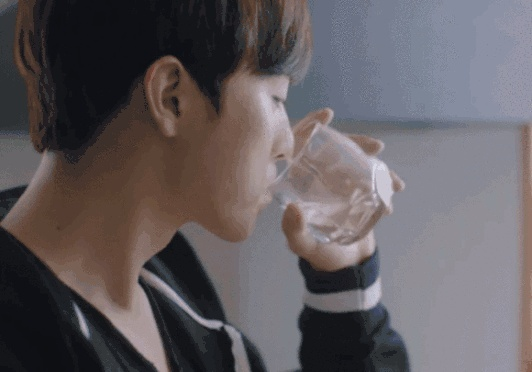 先喝口水，坐下来