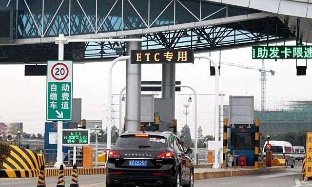 收费站突然多收5块钱？ETC扣费不对劲，谁来买单？