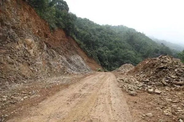 二级公路修到一半被叫停?设计不达标就开工,谁来担责? 二级公路修到一半被叫停?设计不达标就开工,谁来担责?