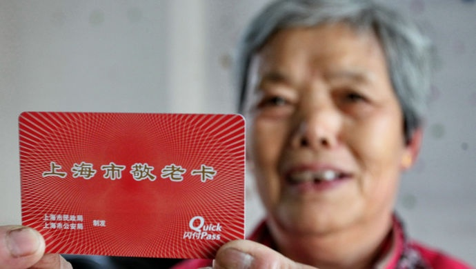 敬老卡到底谁有资格领?发到手才发现被‘卡’在门外,怎么办? 敬老卡到底谁有资格领?发到手才发现被‘卡’在门外,怎么办?