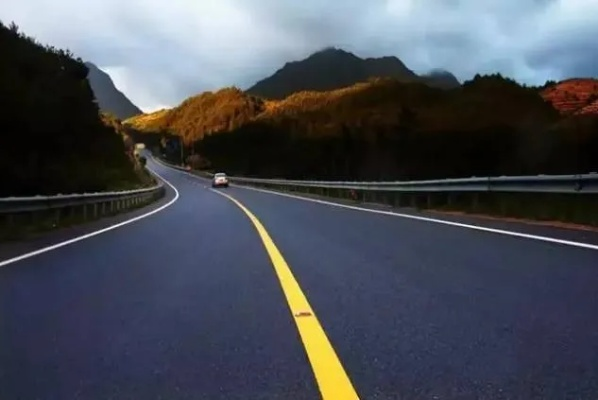 一、不是所有柏油路，都叫公路；不是所有公路，都能随便走