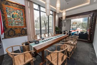 口语化但专业，像资深律师在茶室里跟你边喝茶边聊）