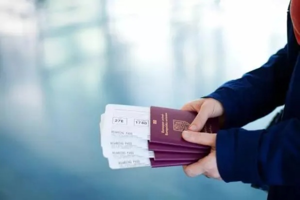 签证去哪儿办？跑错窗口白排队，材料交对了却因地址不对被退件！