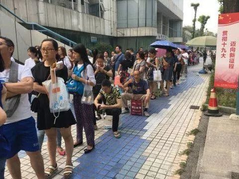 房子过户去哪办？跑错窗口白排队，材料带齐还被退件？