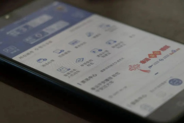 驾驶证到期了在哪换？异地能办吗？超期没换被查到算无证吗？