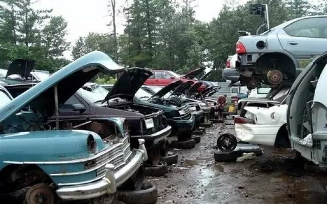 车开几年就该退休？报废年限一查吓一跳，超期上路真不是小事！