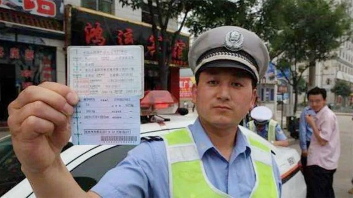 驾驶证多久审一次？过期没换被扣12分，交警一句话让我后背发凉