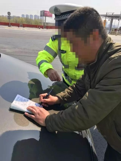 驾驶证换证要等多久？到期前忘了办，开车上路竟成无证？