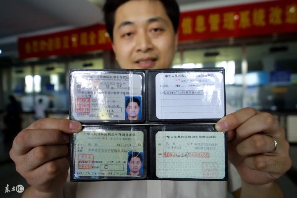 开车上路要带啥证？驾照过期被查算无证？副驾递个证件反成共犯？