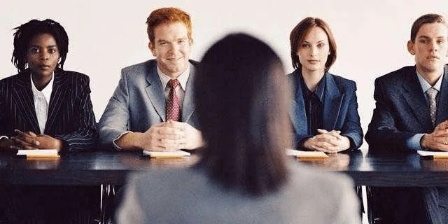 口语化但专业，像资深律师坐在你对面泡了杯茶，慢慢跟你聊）