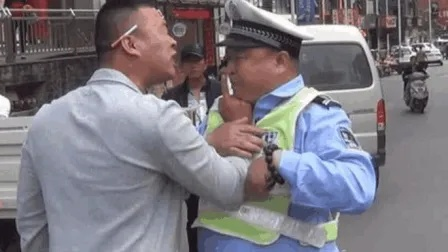 什么叫‘流氓’不是骂人，是违法！这5种行为，警察真会立案！