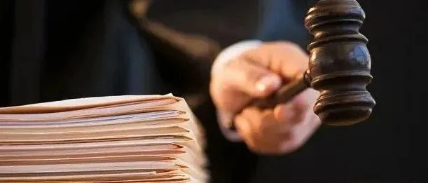 🔍以案说法｜真实判决书里的那句她退了半步，他没停