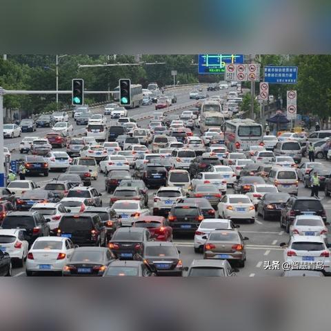 高速免费什么时候‘到账’节假日堵车却收费，到底谁说了算？