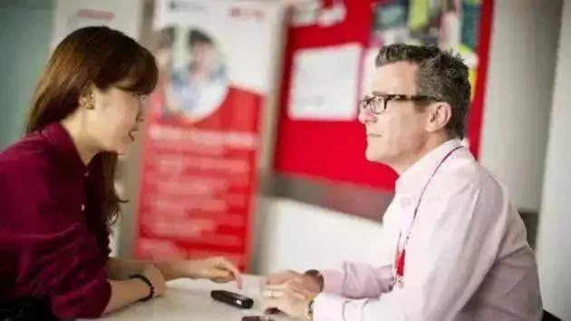 口语化但专业，像一位坐在你对面泡着茶、慢慢讲理的律师）