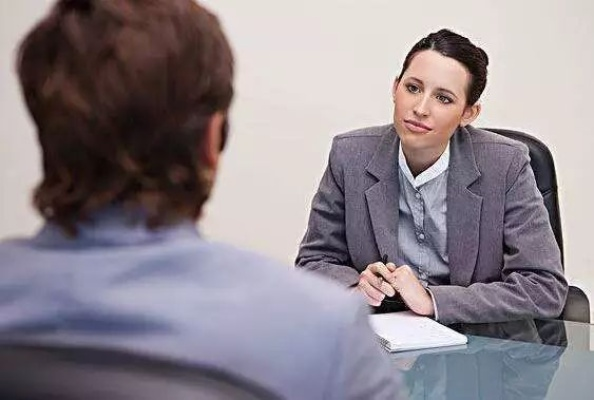 口语化但不失专业，像一位坐在你对面、端着茶杯慢慢说话的律师）