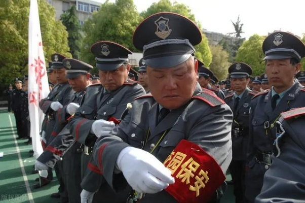 不是保安队长，不是保洁主管，更不是开发商派来的终身监军