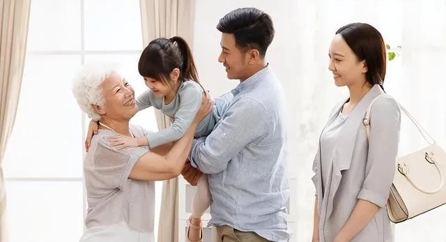 丈母娘到底怎么叫？叫错称呼惹翻全家，法律上她算谁的近亲属？