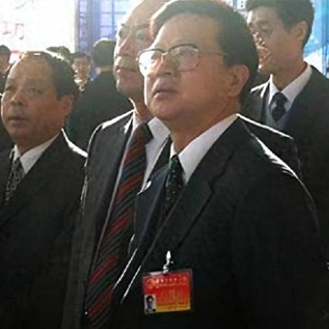 先泼一盆清醒水 先泼一盆清醒水