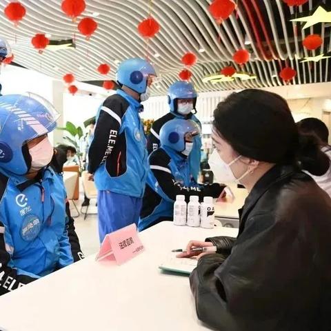 口语化但专业，像一位老律师在茶馆里给你倒杯热茶，慢慢聊）
