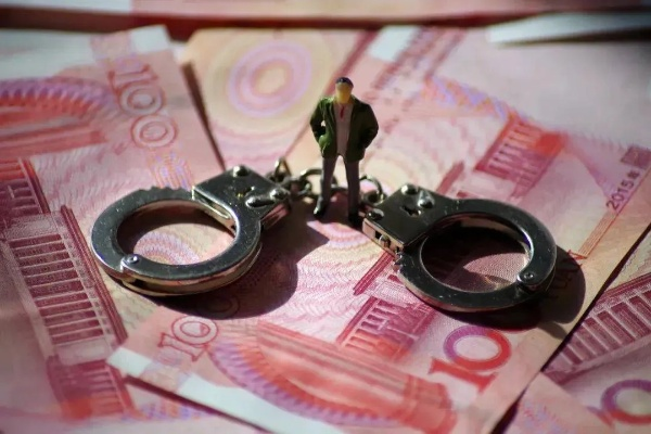 黑钱到底黑在哪？不是颜色问题，是法律红线上的血色警报！