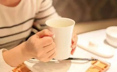 —话音刚落，我通常会先递杯温水，然后轻轻问一句