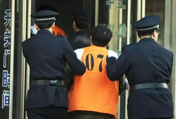 —一位刑辩律师在看守所门口常被家属攥着问的话