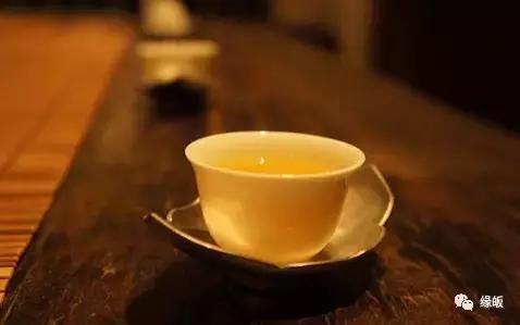 但现实往往像一杯冷茶—表面平静，喝下去才知涩得呛喉