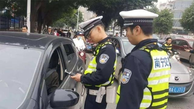 交警几点下班?查车扣分真得等他们‘打卡下班’才安全? 交警几点下班?查车扣分真得等他们‘打卡下班’才安全?