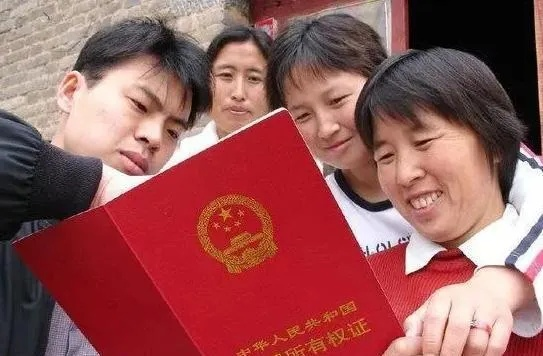 宅基地到底归谁?祖上留的房、户口迁走了、外嫁女能继承吗? 宅基地到底归谁?祖上留的房、户口迁走了、外嫁女能继承吗?